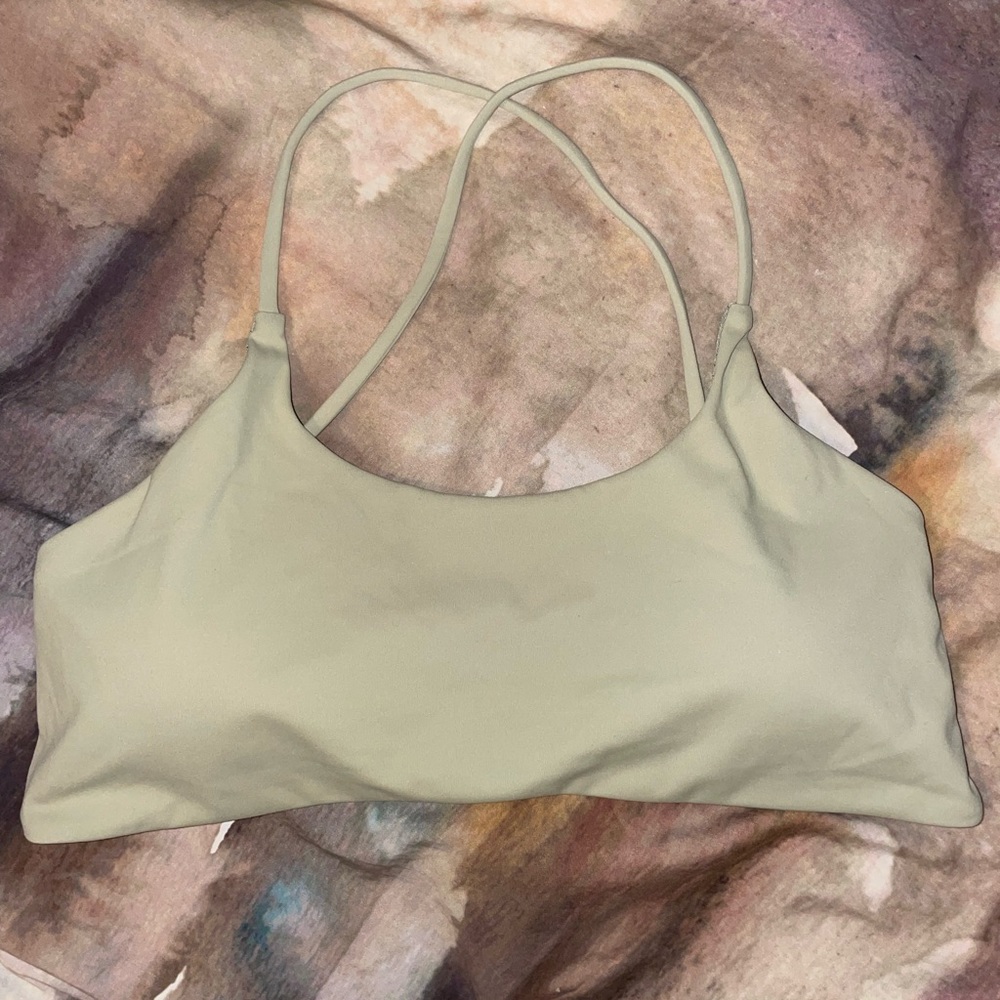 YEOREO: Criss Cross Back Sports Bra in Bean Green